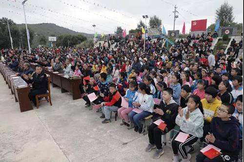 图为观看演出干部群众